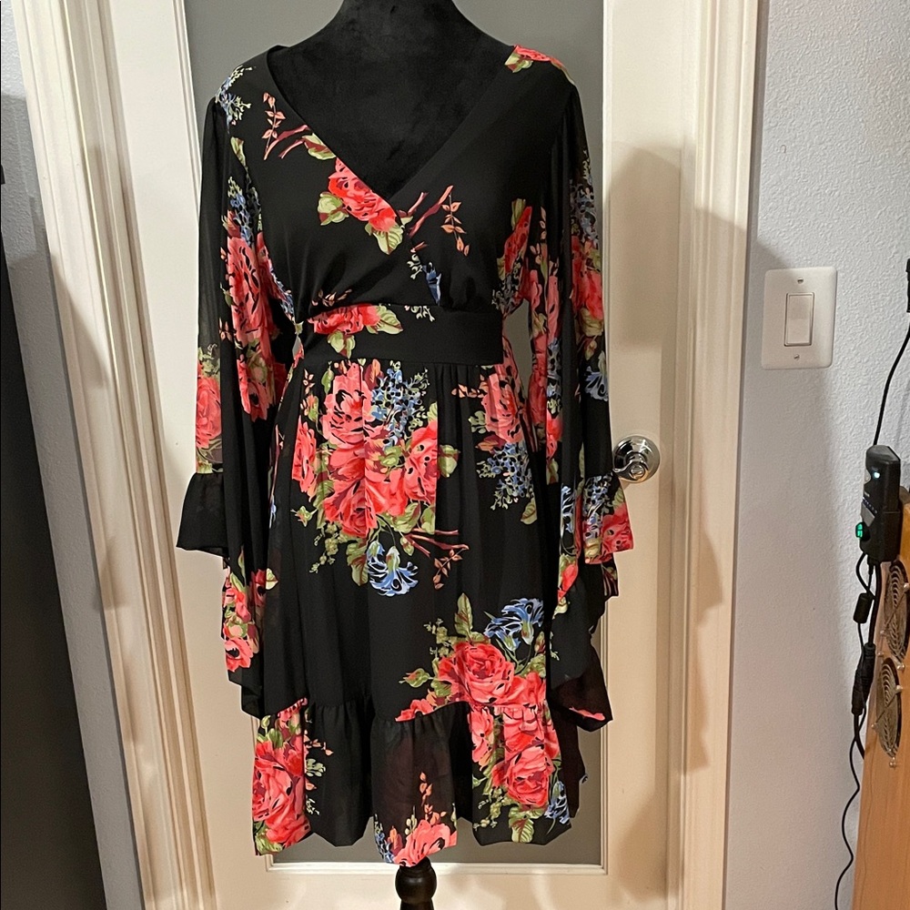 Black Floral V-Neck Long Sleeve Dress